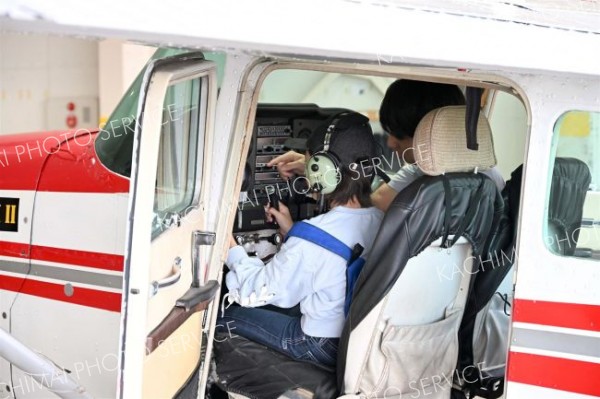 航空大学校の訓練機に試乗する子ども（須貝拓也撮影）