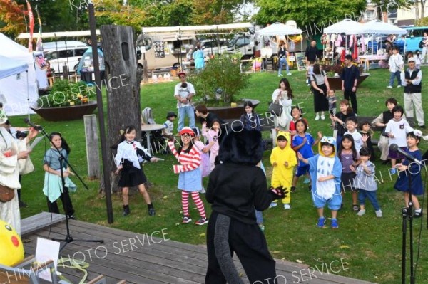 お化けの動きをまねたハロウィーンダンスを楽しむ子どもたち