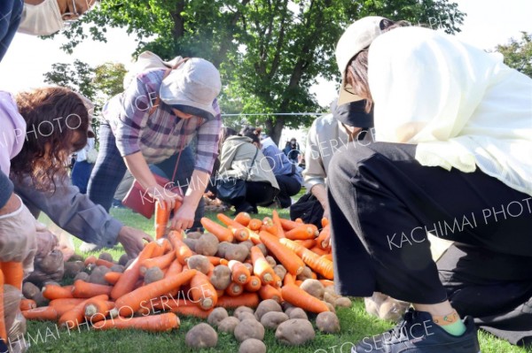 地元の味に行列、詰め放題も人気　鹿追で産業まつり