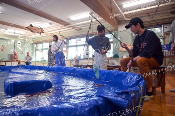 「釣り堀」や手品、親子で楽しむ　六中祭～こぼれ話