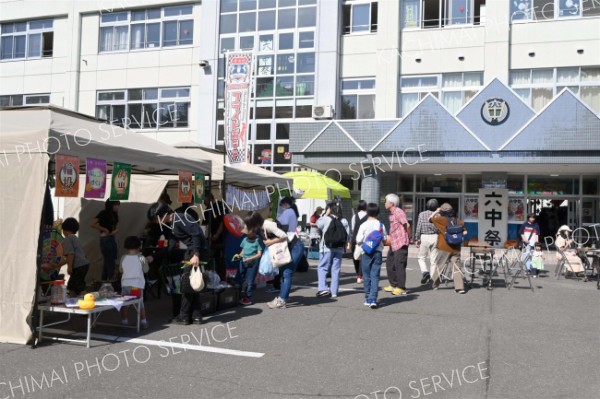 「釣り堀」や手品、親子で楽しむ　六中祭～こぼれ話 5