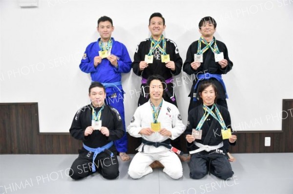 アダルト部門で上位入賞した選手たち。