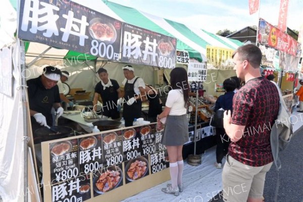 豚丼などを販売する東京本別会のブース