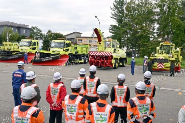 運転点検のデモンストレーションを行った帯開建の出陣式