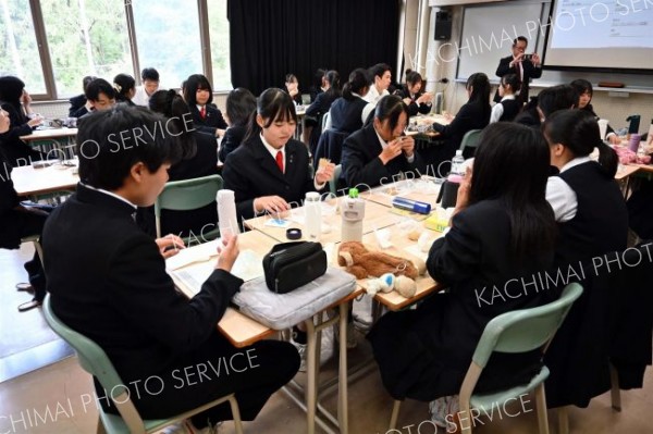 試食する生徒ら