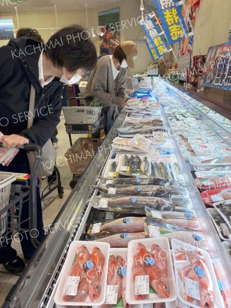 リニューアルオープンした売鮮市場どんどん西５条店（８日午前９時すぎ）