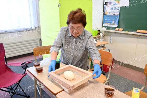 収穫祭食材の下準備をしている