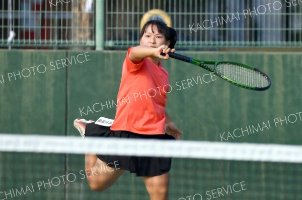 帯柏葉男女、帯大谷女子、帯緑陽男子がベスト１６入り　全国選抜高校テニス道地区予選 8