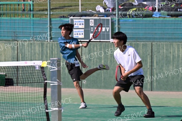 【男子団体１回戦・帯緑陽―函館高専】６－２で勝利し、１回戦突破に貢献した帯緑陽の管野翔太（左）・田中優音ペア