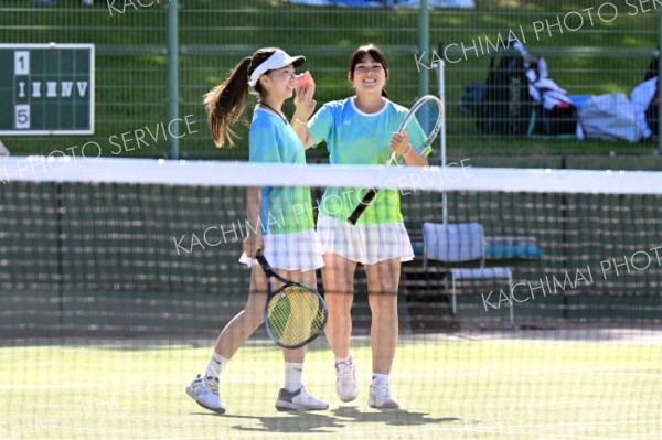 【女子団体１回戦・帯大谷―札幌東】最終ゲームでポイントを決め喜ぶ帯大谷の中村美涼（左）・松田一希ペア
