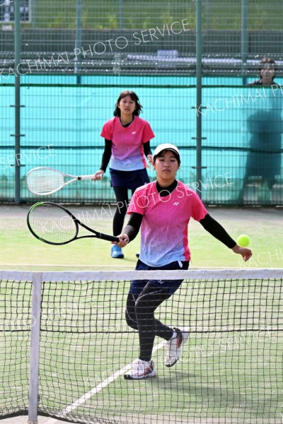 【女子団体１回戦・帯柏葉―北海】第１ダブルスで勝利し１回戦突破に貢献した帯柏葉の清重小陽（前）・陸陽茉里ペア