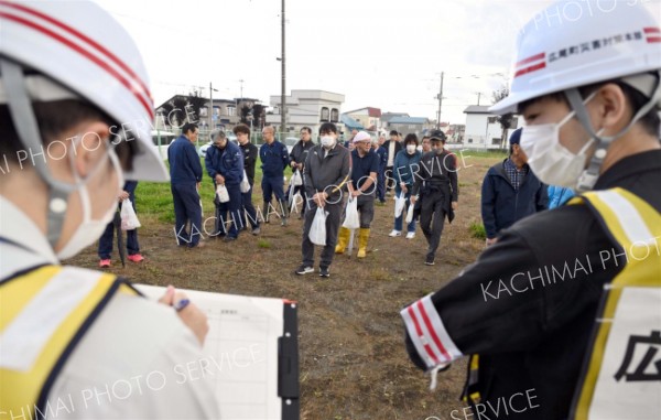 住民避難訓練で、避難者の人数を確認する広尾町職員（金野和彦撮影）