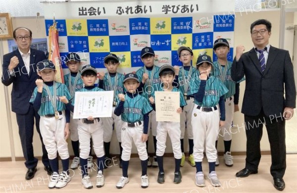 秋季大会優勝を報告　少年野球ＳＯＵＴＨユニオンの広尾勢
