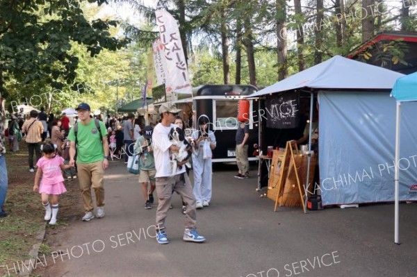 愛犬と共にイベントを楽しむ来場者