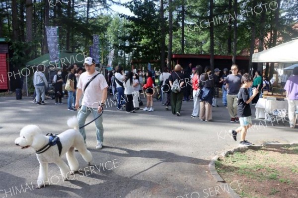 愛犬と共にイベントを楽しむ来場者