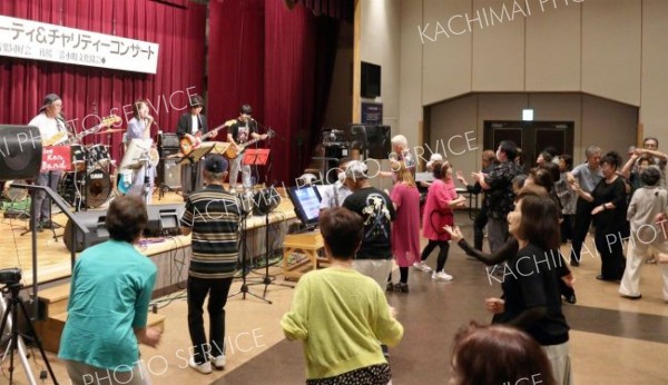 生バンドとカラオケでダンスパーティー　軽音楽同好会がライブ　清水