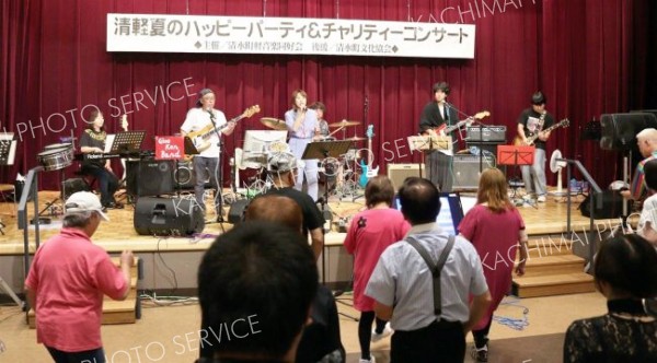 バンド演奏に合わせて踊る参加者