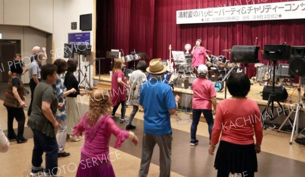 カラオケに合わせて踊る参加者