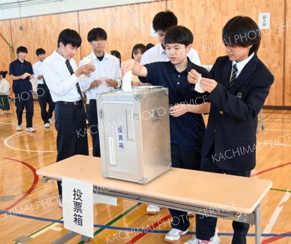 生徒会選挙で投票の仕方学ぶ　上士幌高