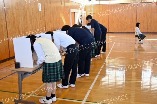 体育館には実際の選挙さながらの記載所が設置され、生徒は投票を行った