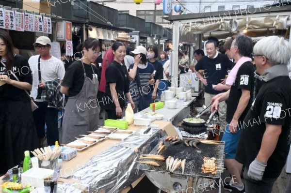 店主ら特別メニューでおもてなし　北の屋台まつりにぎわう