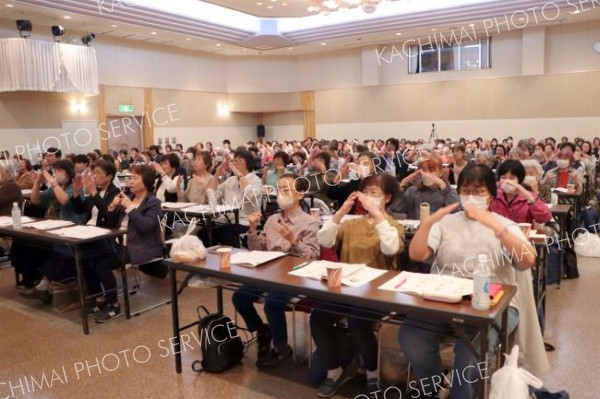 手話表現を学ぶ参加者