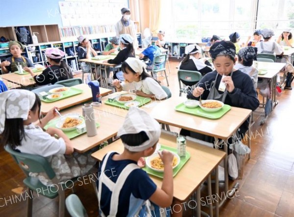 「ふるさと給食」を味わう子どもたち（上士幌小）