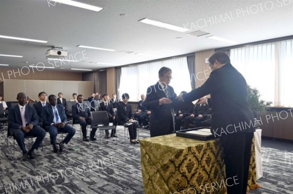 学部・大学院生１７人巣立ち　帯広畜産大秋季学位授与式