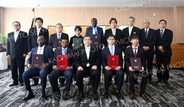 卒業や修了を記念する学生と教職員。