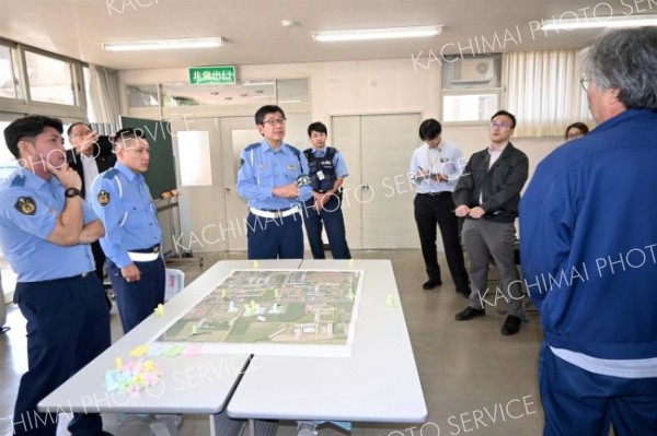 机上訓練で市街地のクマ出没時の対応について確認する参加者
