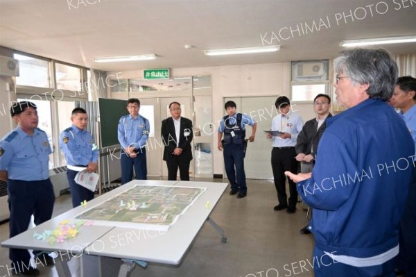 机上訓練で市街地のクマ出没時の対応について確認する参加者