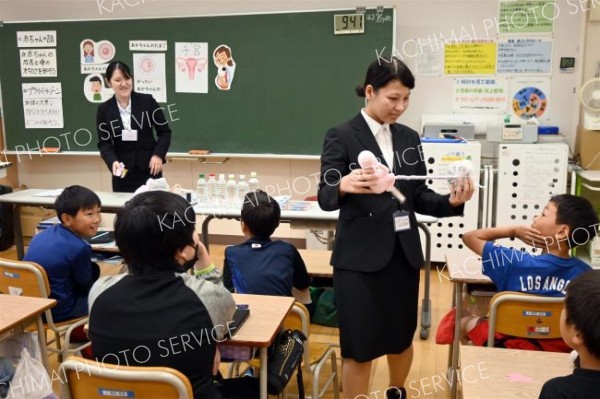 帯大谷短大看護学科の学生が先生役　音更柳町小児童に保健体育授業