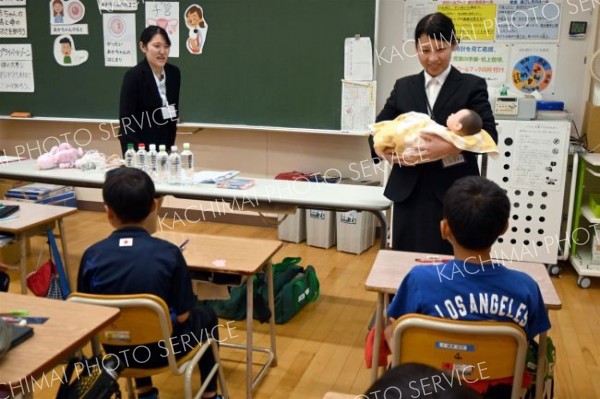 児童らに赤ん坊について教える帯広大谷短大看護学科
