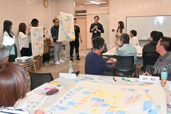 池田町の強みについて発表する参加者