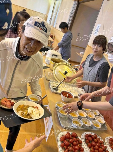 具沢山のカレーを受け取る参加者