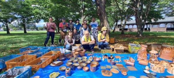 焼き上がった作品を確認する受講生
