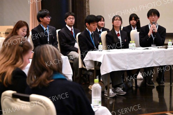 海外識者からの質問に答える大樹高校の生徒（須貝拓也撮影）