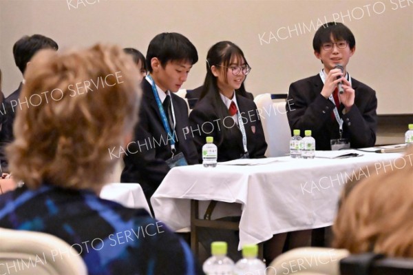 海外識者からの質問に答える大樹高校の生徒（須貝拓也撮影）