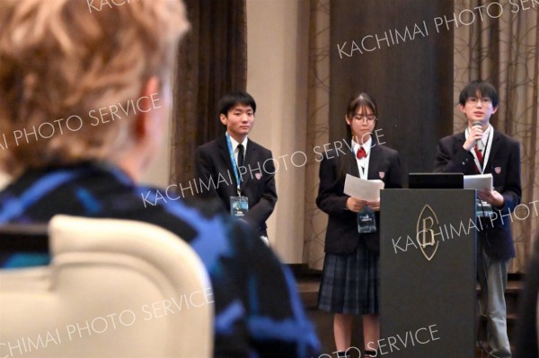 英語でこれまでの取り組みについて発表する大樹高校の生徒（須貝拓也撮影）