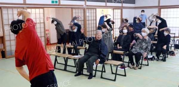 楽しく体を動かしながら健康意識を高める参加者ら