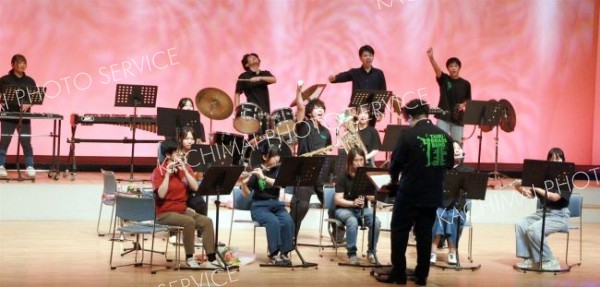 ＯＢ・ＯＧらも加わり、会場を盛り上げた大樹高吹奏楽部のコンサート