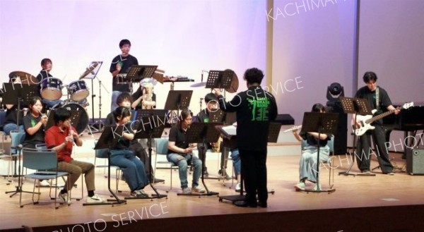 ＯＢ・ＯＧらも加わり、会場を盛り上げた大樹高吹奏楽部のコンサート