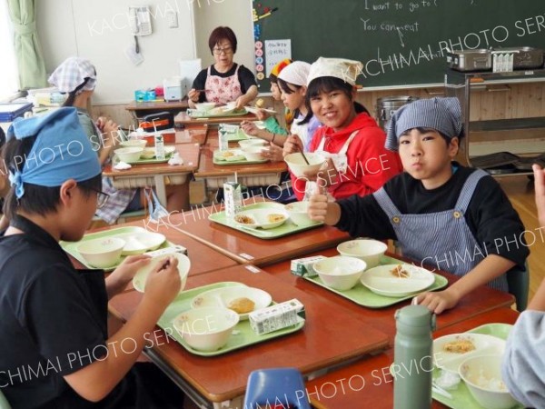 秋サケ汁おいしい！　豊頃でふるさと給食