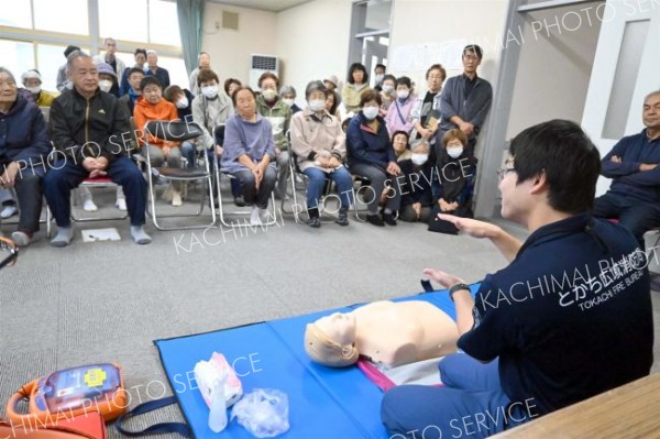 地域住民４７人がＡＥＤの使い方などを学んだ