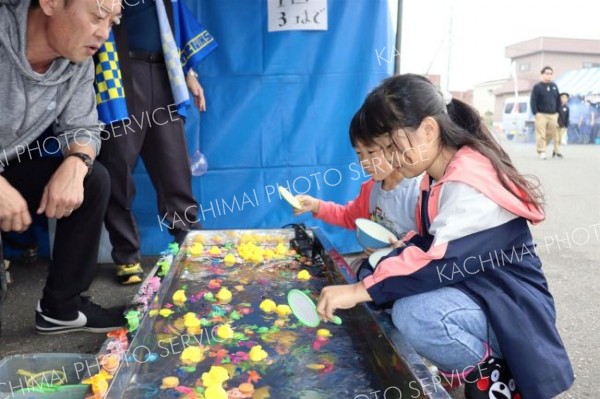 浮きものすくいにチャレンジする子どもたち