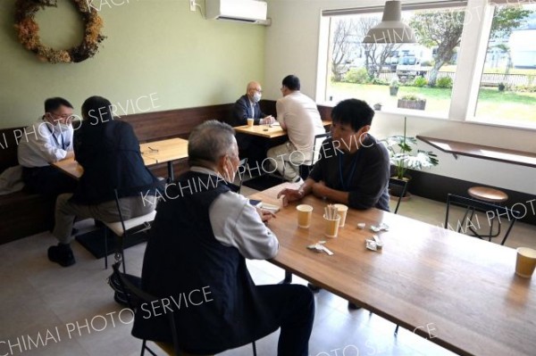 町議と町民が町政などについて、ざっくばらんに語り合った「議員カフェ」