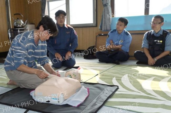 心肺蘇生法などを学ぶサーファー