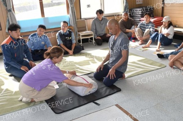心肺蘇生法などを学ぶサーファー