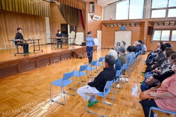 高齢者らを前に寸劇で「ニセ警察詐欺」の手口を紹介する広尾署員ら