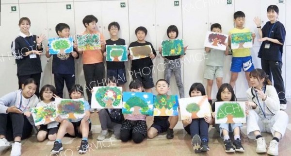 ハルニレの木を描いた児童